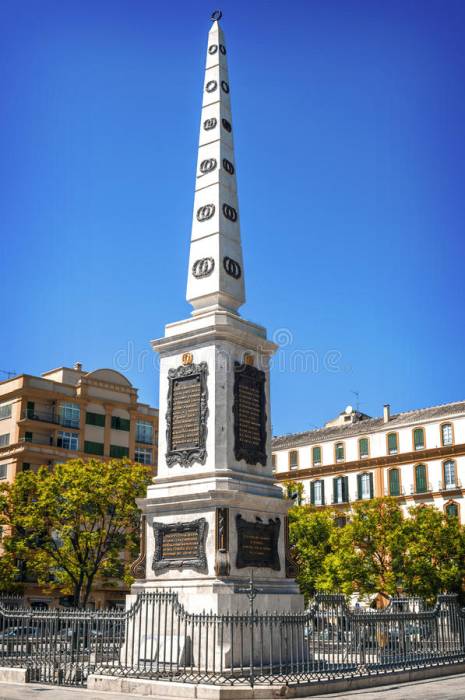 obelisco-na-plaza-de-la-merced-quadrado-de-merced-em-malaga-espanha-61367557-3967380832.jpeg